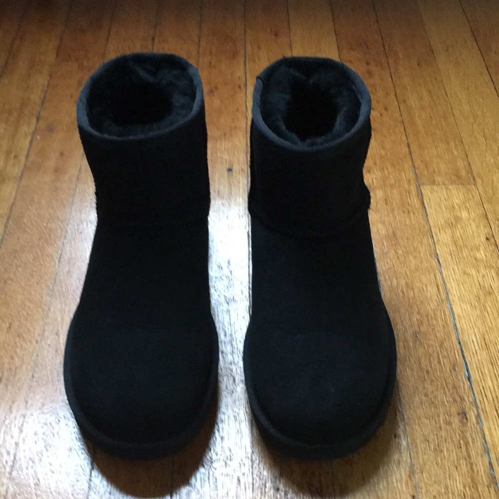 UGG women’s classic mini boots.  NWOT